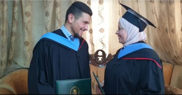 أردنية وابنها يتخرجان من نفس الجامعة والاختصاص وفي يوم واحد