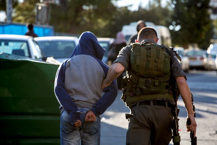 فلسطين المحتلة: الاحتلال ينفّذ حملة اعتقالات في يطا وجنين وبيت لحم