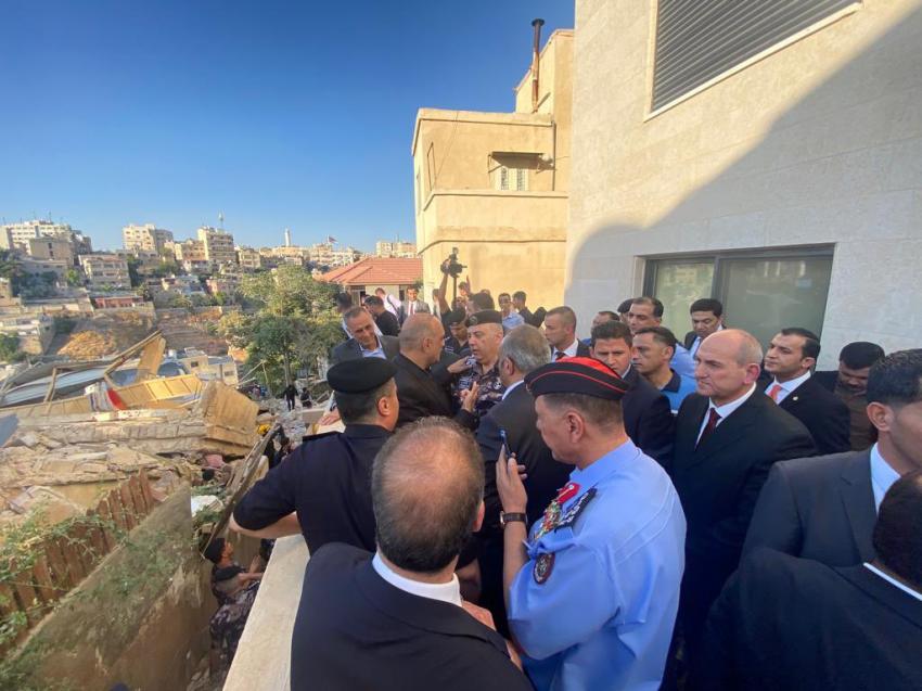 الحكومة في موقع انهيار العمارة باللويبدة