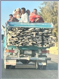 ضبط "قلاب" محمل بألواح خشب فوقها 12 شخصا
