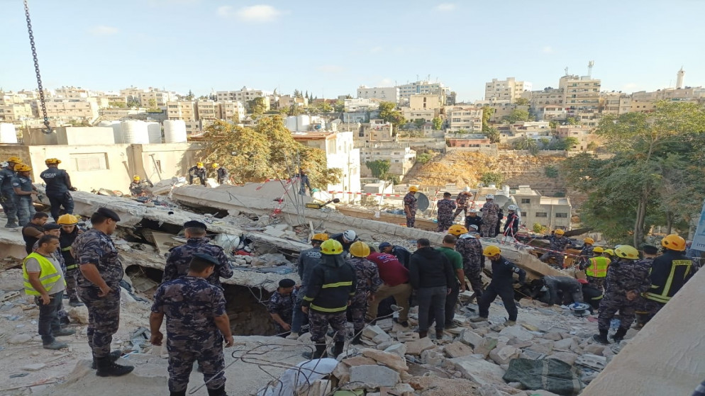 فرق الانقاذ أعمال البحث عن محاصرين تحت أنقاض المبنى السكني المنهار في اللويبدة
