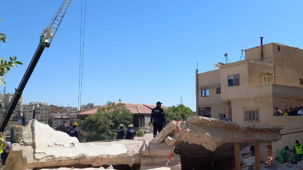 الدفاع المدني: فريق البحث والإنقاذ سيبقى بمكان انهيار بناية اللويبدة حتى إزالة الأنقاض بشكل كامل