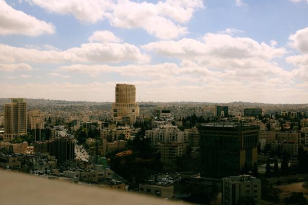 طقس لطيف واحتمال سقوط زخات مطرية في الشمال