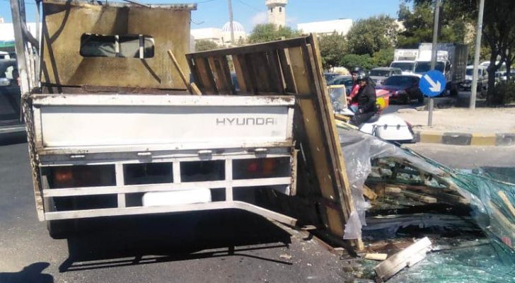 سقوط حمولة زجاج من مركبة في منطقة خلدا.. ورجال السير يتدخلون