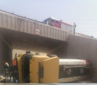 سقوط صهريج من اعلى الجسر على شارع الـ100 باتجاه المفرق