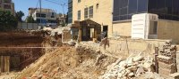 انهيار جدار استنادي لأحد المجمعات التجارية بعمان بسبب أعمال الحفر