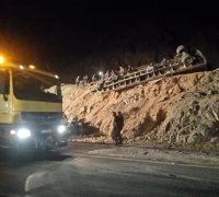 العقبة .. إصابتان جراء تدهور "تريلا" محملة بالفوسفات
