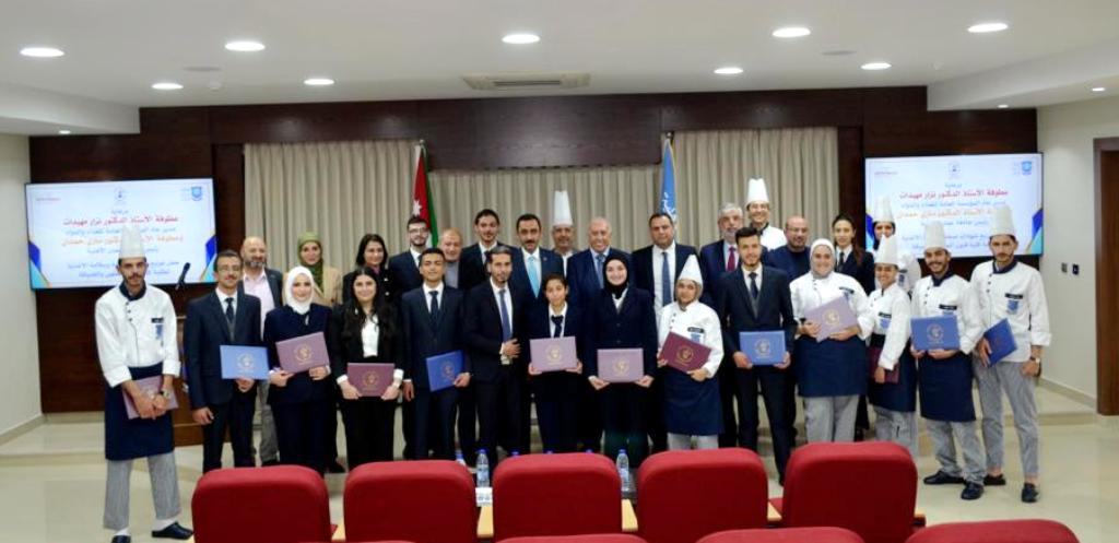 أ.د.مهيدات يرعى حفل توزيع شهادات صحة وسلامة الأغذية لطلبة " فنون الطهي والضيافة " في عمان الأهلية