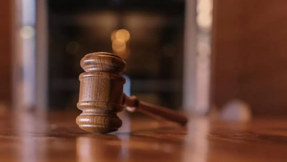 الأردن.. حضنها من الأمام وقبلها من الفم ليمد يده الى مؤخرتها.. وهذا قرار المحكمة