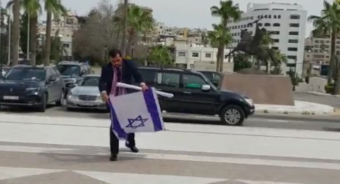 المشاقبة يدوس العلم الإسرائيلي أمام البرلمان "فيديو"