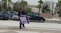 المشاقبة يدوس العلم الإسرائيلي أمام البرلمان "فيديو"