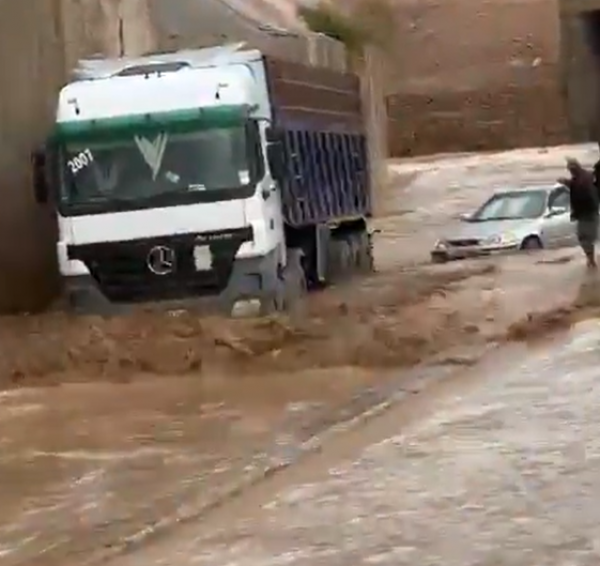 إنقاذ مواطن تعرضت سيارته لمداهمة السيول بالعقبة