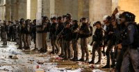 قوات الاحتلال تقتحم “الأقصى”.. اعتدت على المعتكفين وأخرجتهم من المسجد بالقوة (فيديو)