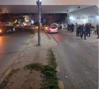الأمن يزيل خيمة عزاء أغلقت مسرباً بشارع رئيسي (فيديو)