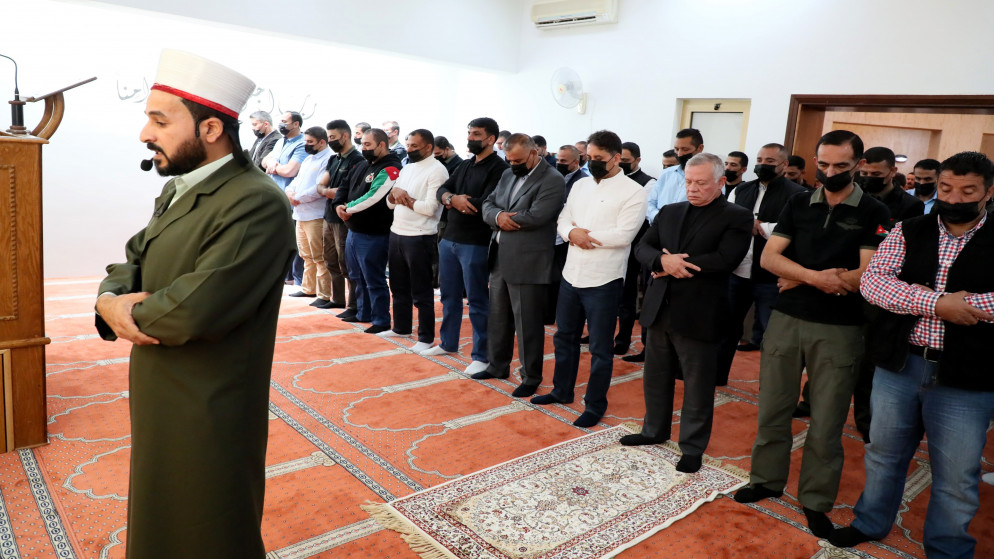 الملك يؤدي صلاة الجمعة في مسجد الحرس الملكي بالعقبة