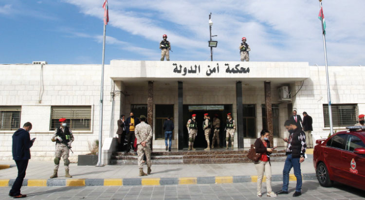 إثنان منهم بجرم الانتساب لجماعة إرهابية .. أمن الدولة تمهل متهمين 10 أيام لتسليم أنفسهم (أسماء)