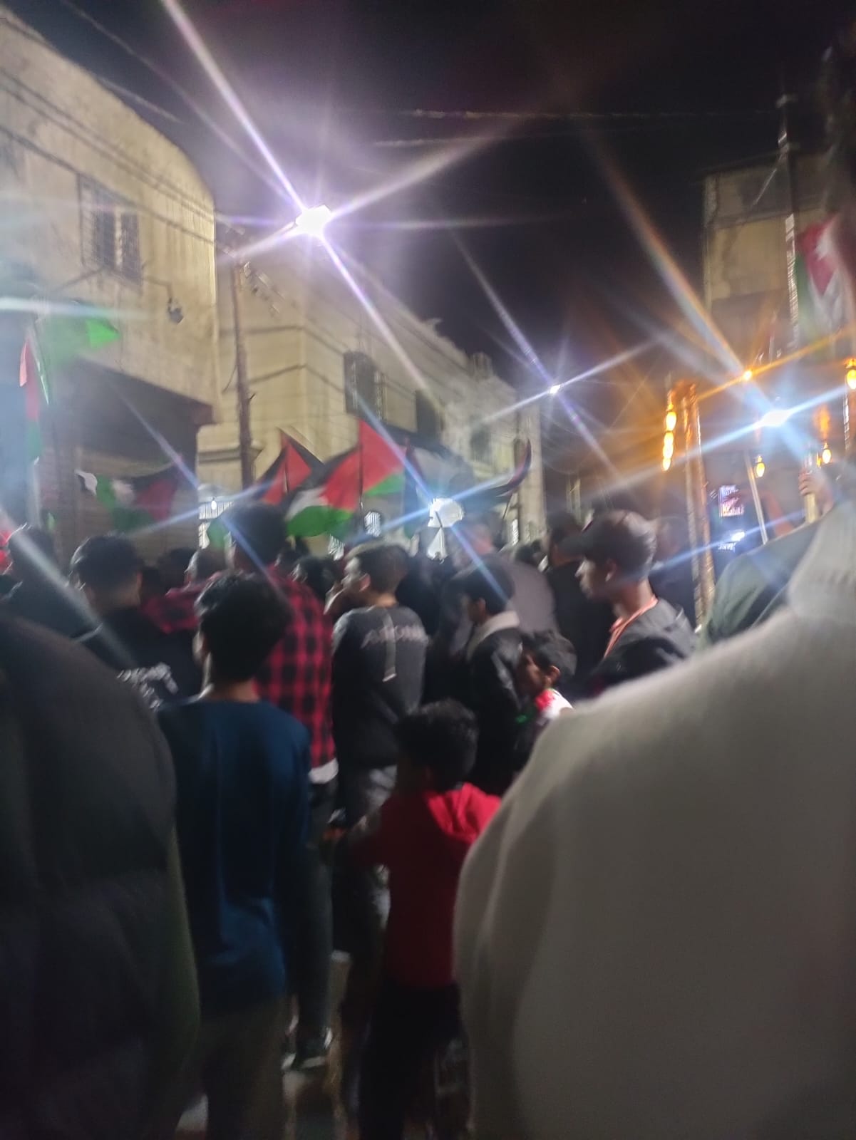 المئات من أبناء مخيم البقعة يشاركون في وقفة احتجاجية تنديدا باقتحام المسجد الأقصى