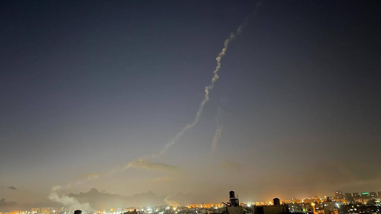 لحظة اطلاق المقاومة بغزة رشقة صاروخية تجاه النقب الغربي المحتل