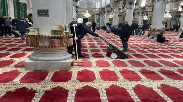 معتكفون يقفلون أبواب المصلى القبلي بالأقصى وإغلاق إسرائيلي لباب المطهرة