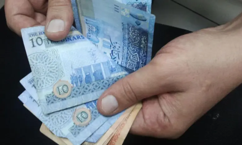 مواطن يوزع نقودا داخل مستشفى.. ما القصة؟
