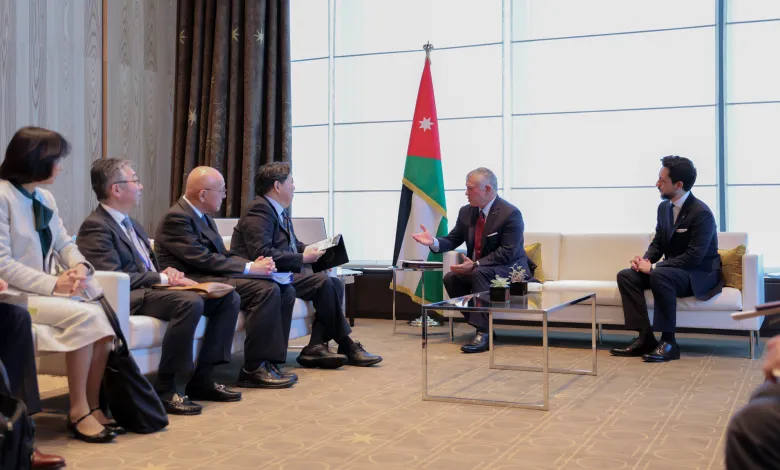 الملك يبحث مع وزير خارجية اليابان توسيع التعاون