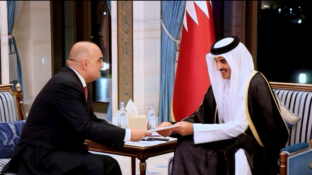 الخصاونة ينقل رسالة خطية من الملك إلى أمير قطر تتعلق بالعلاقات الثنائية