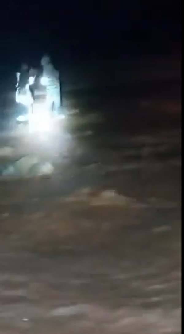 انقاذ اشخاص حاصرتهم السيول في العقبة (فيديو)