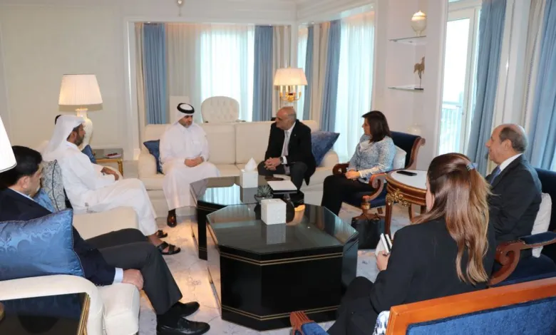 الخصاونة يلتقي محافظ مصرف قطر