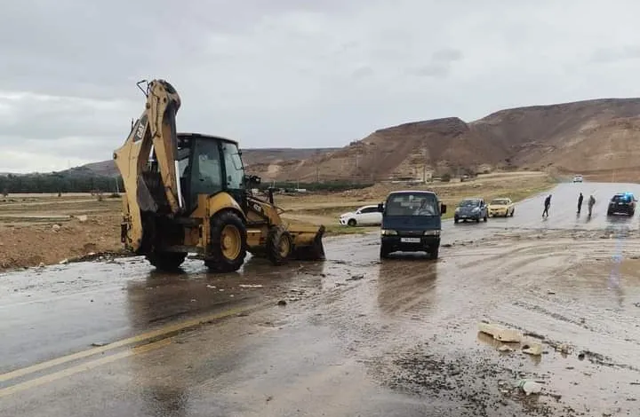 مياه الأمطار تغلق شارع الأربعين في الشونة الجنوبية
