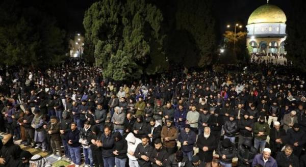 20 ألف مصل يؤدون العشاء والتراويح في الأقصى
