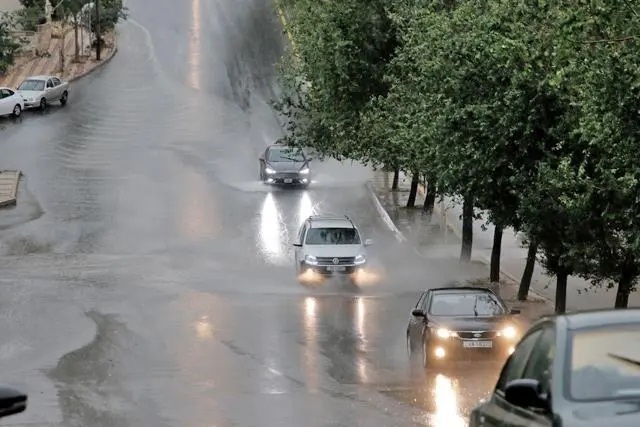 الأمطار الغزيرة تتسبب بغرق مركبات ومداهمة المياه لمنازل في عمان - فيديو