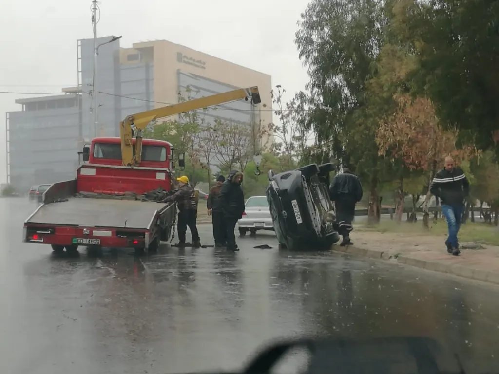 إصابة بانقلاب مركبة في شارع الجامعة