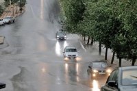 الأمطار الغزيرة تتسبب بغرق مركبات ومداهمة المياه لمنازل في عمان - فيديو