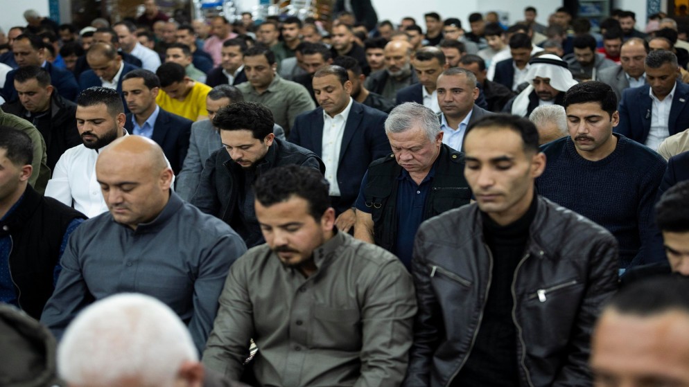 الملك وولي العهد يؤديان صلاتي العشاء والتراويح