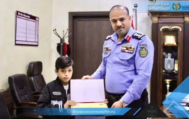 مدير شرطة الرصيفة يكرم طفلاً والسبب!!