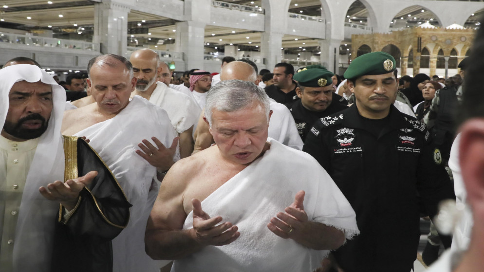 الملك يؤدي مناسك العمرة