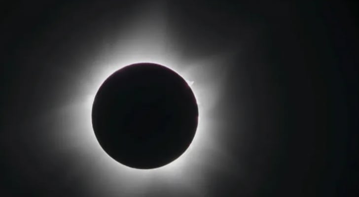 دول في العالم تشهد كسوف الشمس "الهجين"