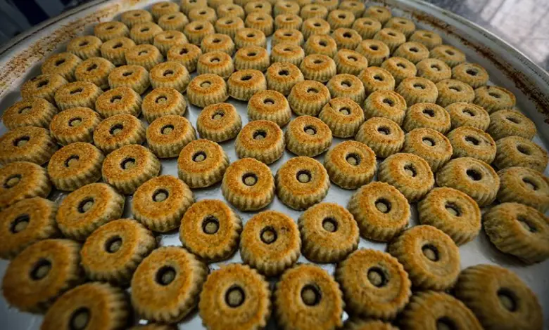 أخصائية تغذية: "المخاجلة" بأكل المعمول تجنب تناول