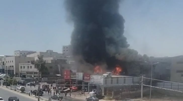 حريق ضخم بمحال تجارية في ماركا الشمالية