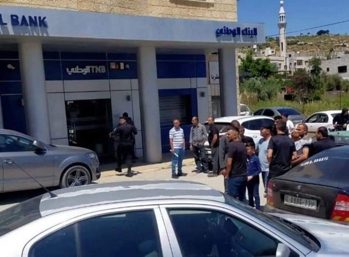 بالفيديو .. سطو مسلح على البنك الوطني في نابلس