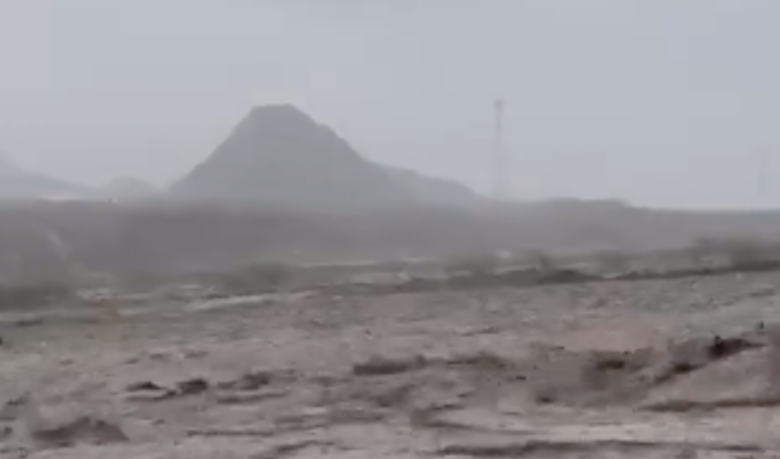 السيول تقطع الشوارع وتجرف مركبات في السعودية (فيديو)