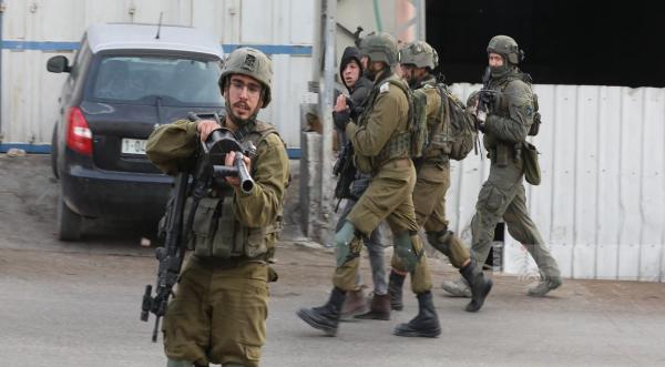 بالاسماء.. الاحتلال يعتقل 28 فلسطينيا من الضفة بينهم أطفال