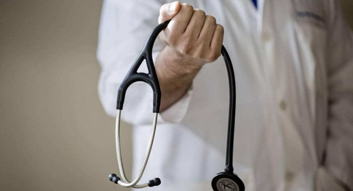 وقفة احتجاجية للمهن الطبية المساندة والإدارية والمحاسبة