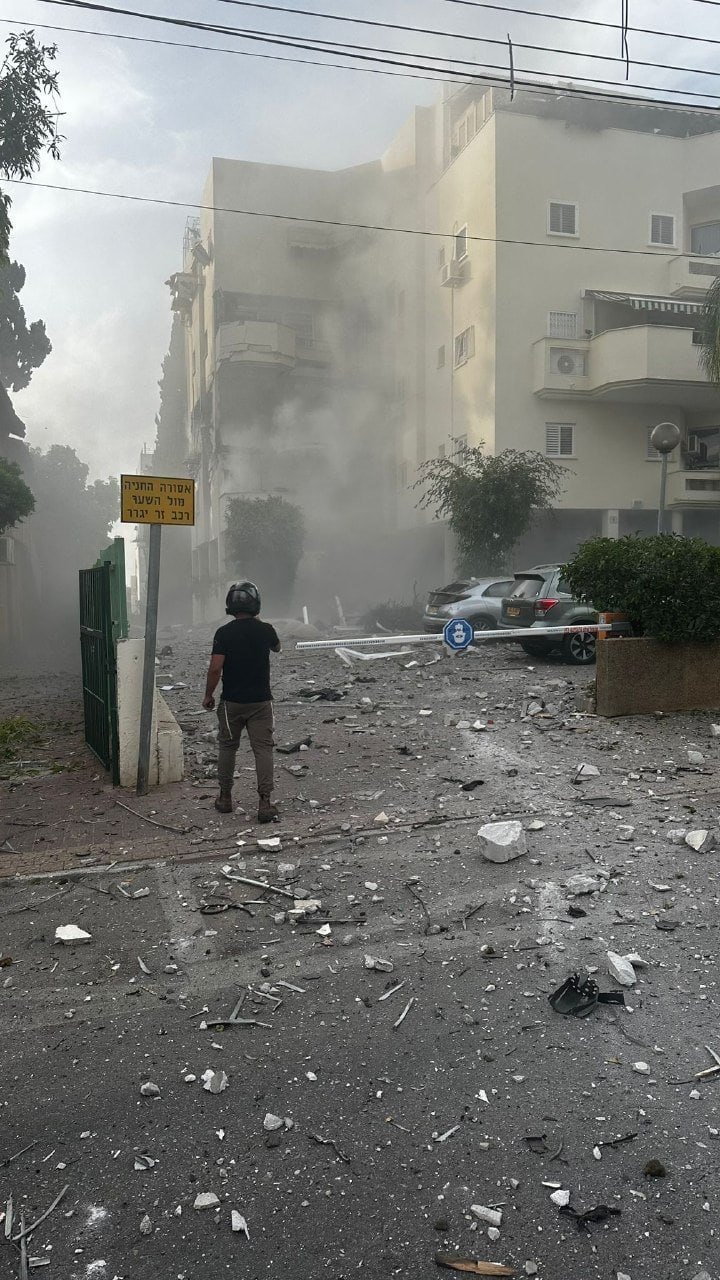 بالصور والفيديو.. مقتل شخص وإصابة 6 جراء سقوط صاروخ على رحوفوت جنوبي تل أبيب