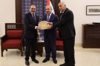 اشتية يسلم الأمير علي درع رئيس دولة فلسطين