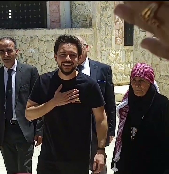 ولي العهد يلبي دعوة الحاجة 'أم مهند عبيدات'.. ما قصة الشماغ المهدب (فيديو)