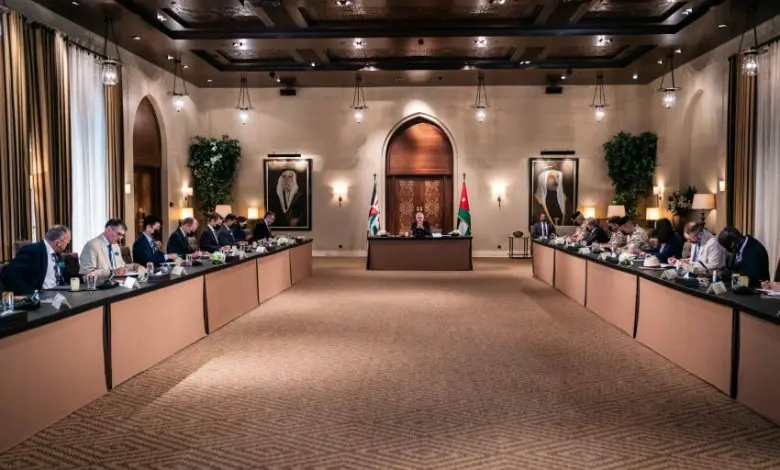 الملك يستقبل وفدا من الكلية الملكية البريطانية للدراسات الدفاعية
