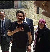 ولي العهد يلبي دعوة الحاجة 'أم مهند عبيدات'.. ما قصة الشماغ المهدب (فيديو)