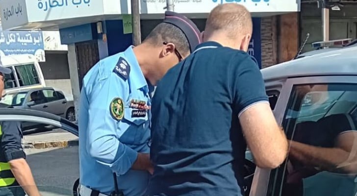 إنسانية رجل أمن تنقذ حياة سيدة في إربد - شاهد