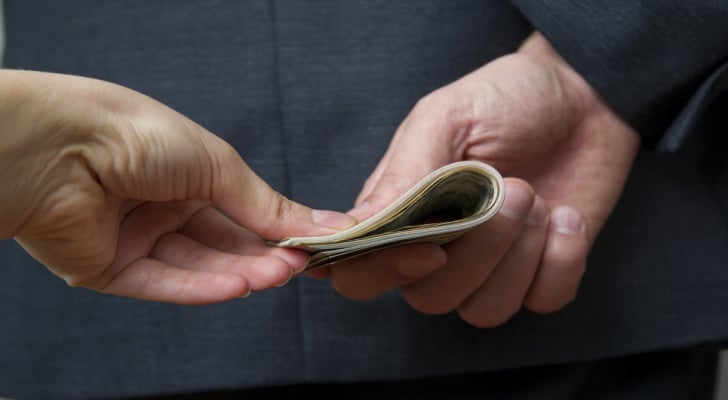 القبض على موظفين بمحكمة بالجرم المشهود في قضية رشوة بنصف مليون ريال
